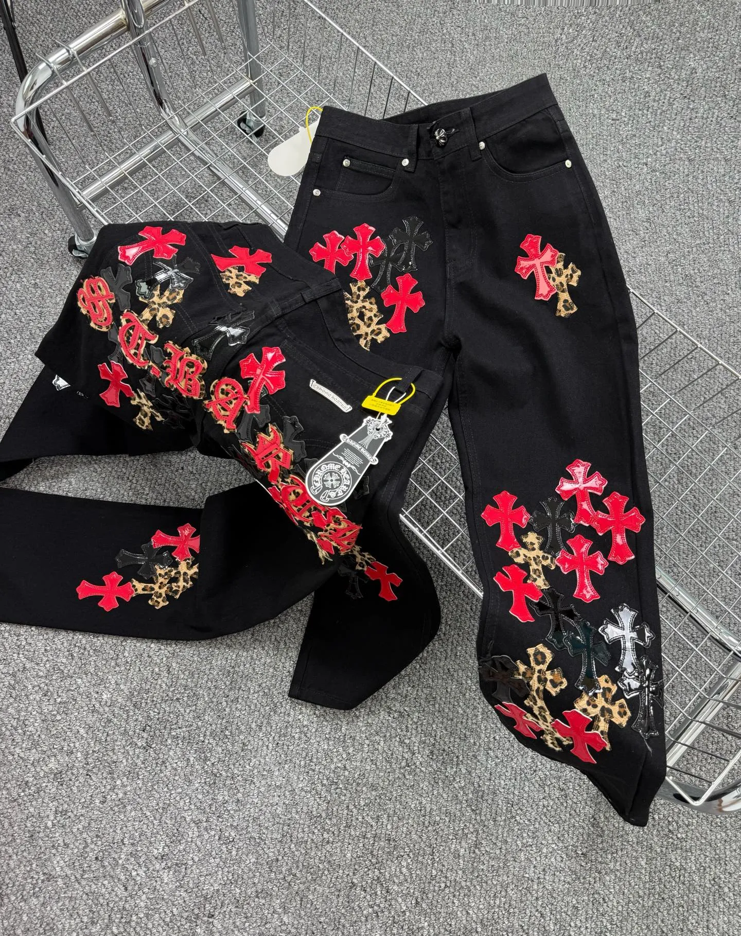 P240 Style No.: H836 ChromeHearts & ChromeHearts Patent Leather Spliced ​​Red Cross Spliced ​​Leather Straight Jeans Ceiling-Level Jeans A pair is hard to find at the counter‼ ️About Zangyin✅This is an extremely luxurious fashion brand that can also be called the aristocracy of the high street. It has always been an exclusive brand for some hipsters or rich second generations. The color of this model is already very eye-catching by using a unique washed material. It is decorated with pink patch cross flowers, which cleverly highlights the charm of the brand. Secondly, this model adopts a classic high-waist cut design, which highlights the long legs and fashionable temperament of the upper body. The brand is highly recognizable and the slim-fitting configuration is more suitable for daily wear. The personality will be fashionable and the specifications can be seen at a glance. Materials and technology ✅ Needless to say, this point goes without saying. As an excellent craftsman brand, Zangyin's requirements for details and craftsmanship are really perfect. The washed color of this model has gone through a lot of processes, not to mention the embellishment of the denim appliqués. It is also purely handmade and sewn. Just like what they believe in, only handmade things have soul and have the meaning of wearing. A top-notch heavy-duty fashionable denim item, recommended by both hands‼ ️ Size: 28, 30, 32, 34, 36 (S-XXL) Color: black
